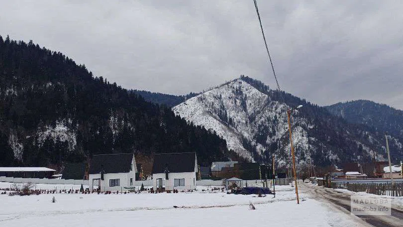 вид на горы из коттеджа Luma