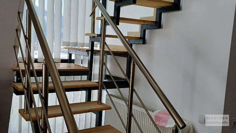 лестница на второй этаж Luma Cottage Borjomi