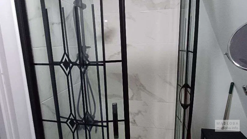 душевая кабина в Luma Cottage Borjomi