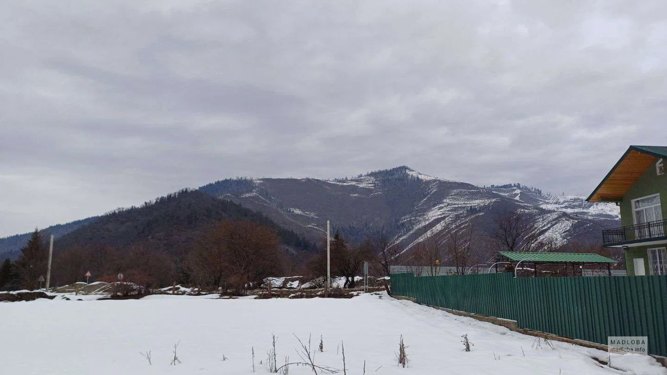 красивый вид на горы с территории коттеджа Luma в Боржоми