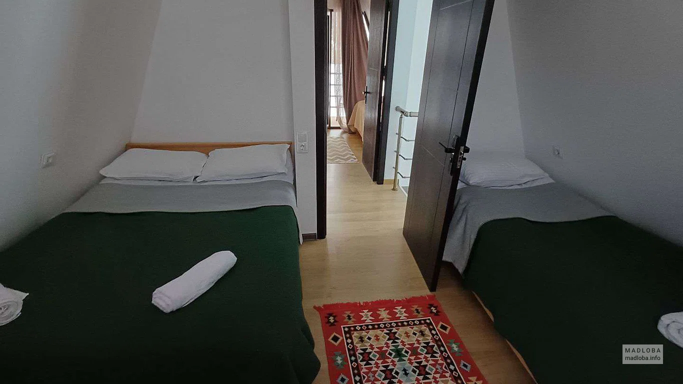 односпальная и двуспальная кровать в комнате коттеджа Luma