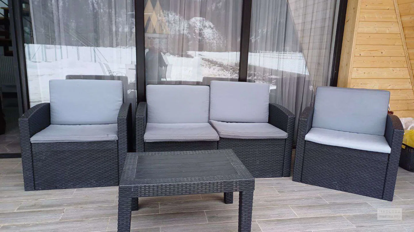 место для отдыха на террасе в коттедже Luma