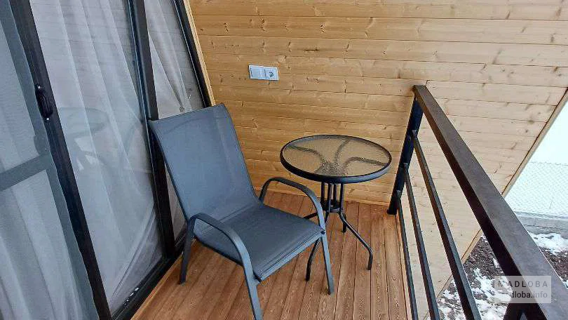 столик и стул на балконе коттеджа Luma