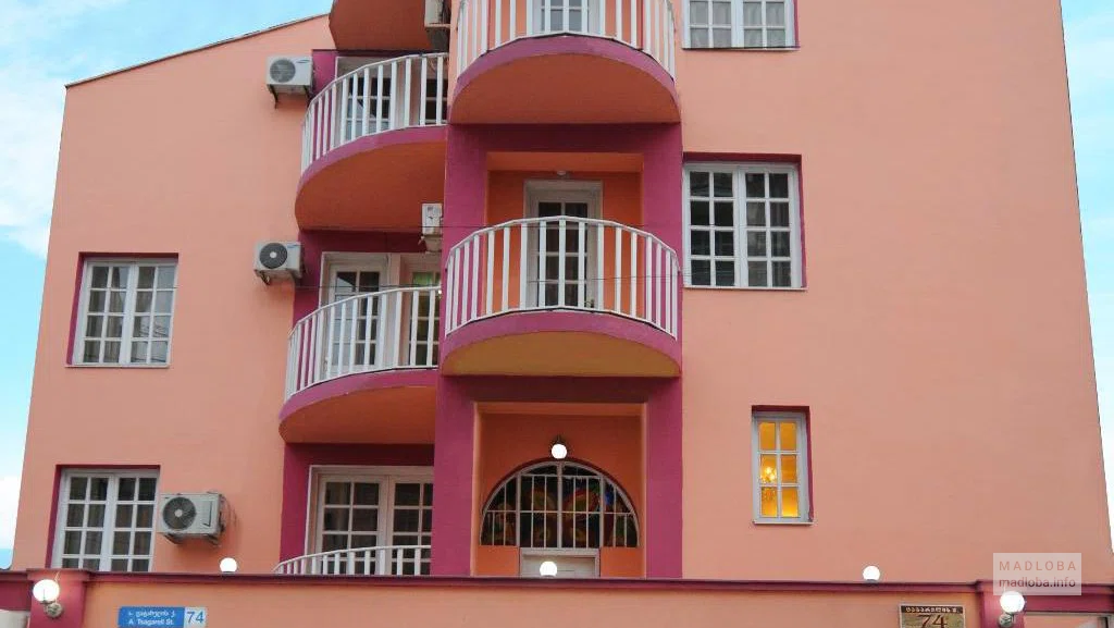 Фасад здания элитного люкс отеля Тбилиси