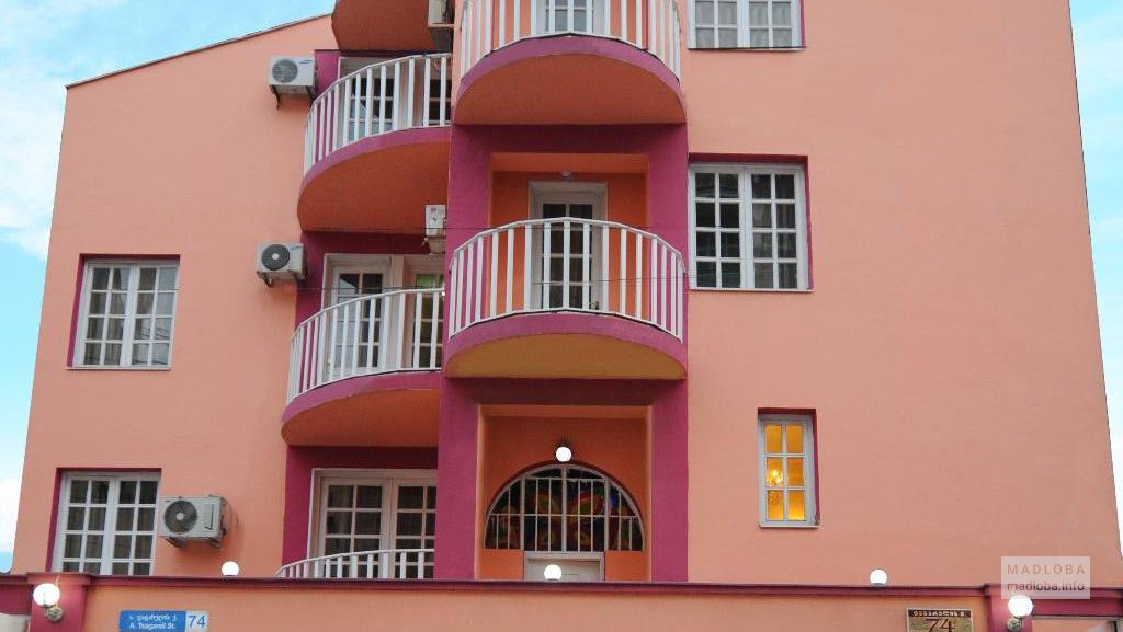 Фасад здания элитного люкс отеля Тбилиси