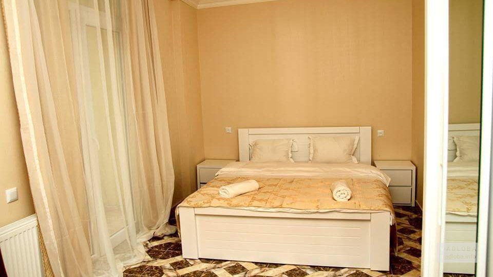 Двуспальная кровать в номере Elite Lux Hotel Tbilisi