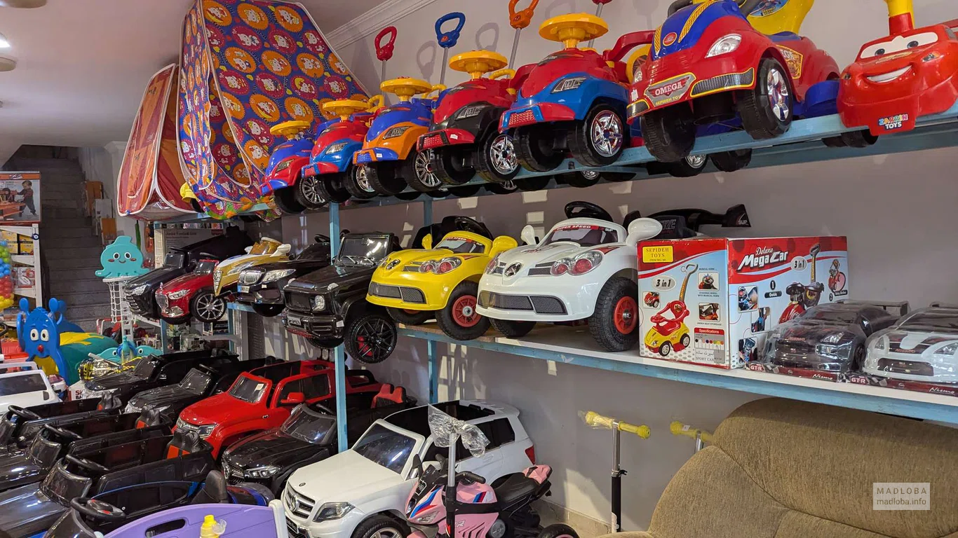 Машины каталки в магазине игрушек