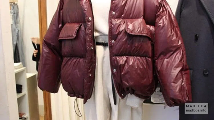 Манекены с женской одеждой в Clothing store Shopping Hub