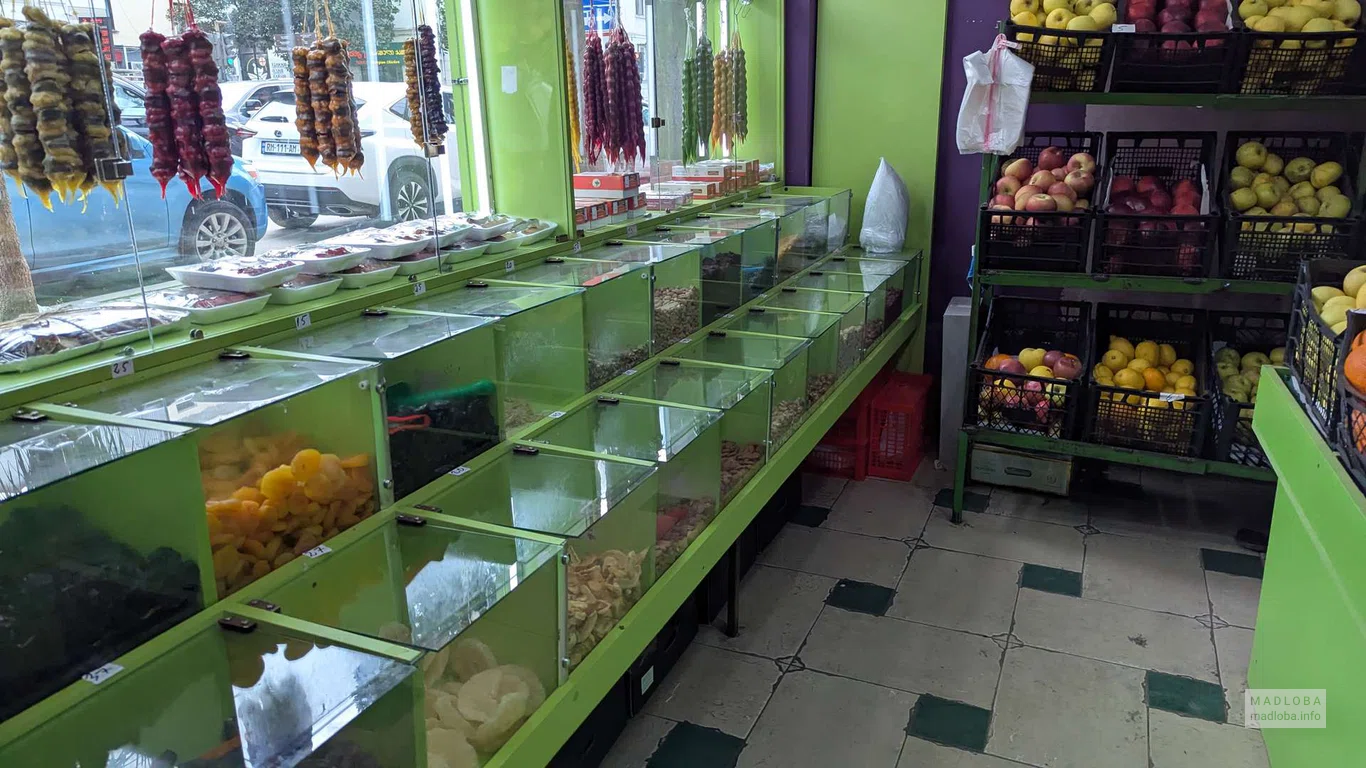 Орехи и сухофрукты в магазине на улице Меликишвили 39 Батуми