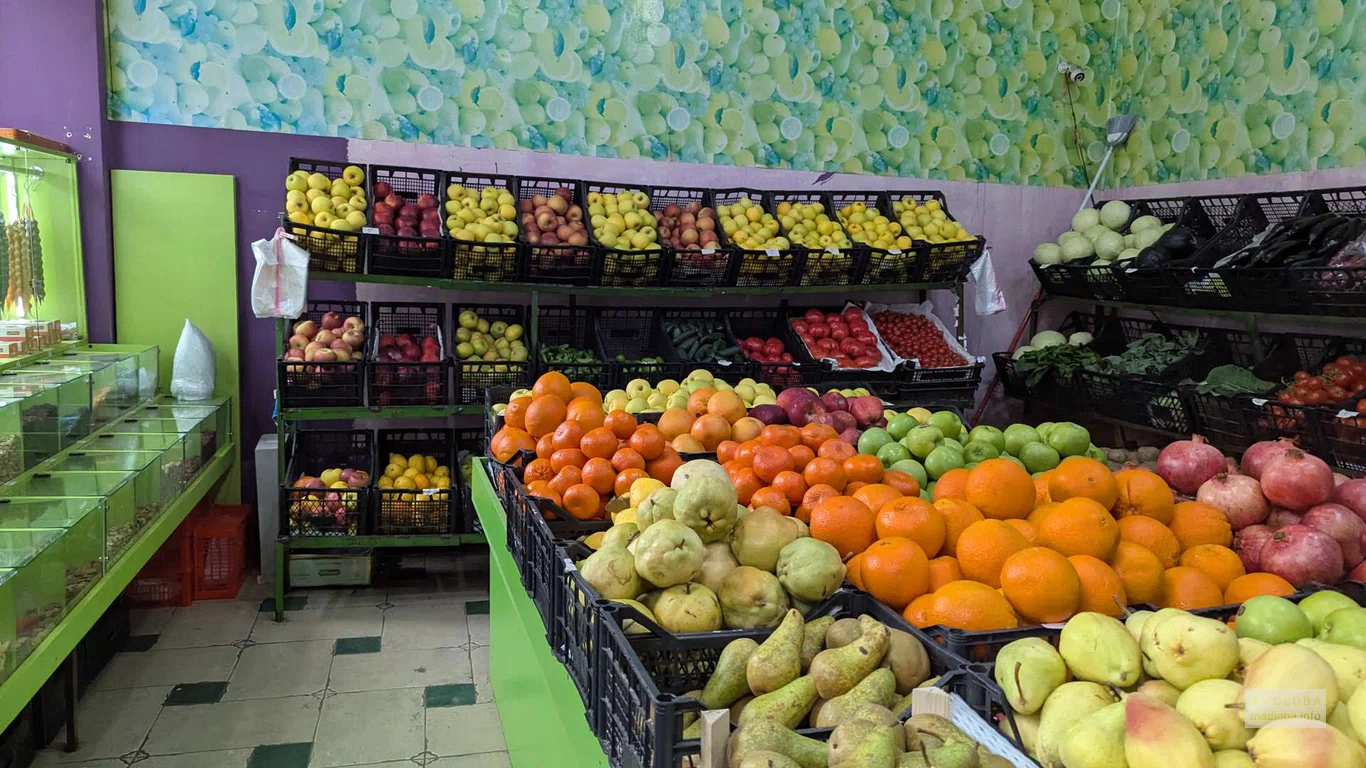 Большой выбор овощей и фруктов в магазине на улице Меликишвили 39