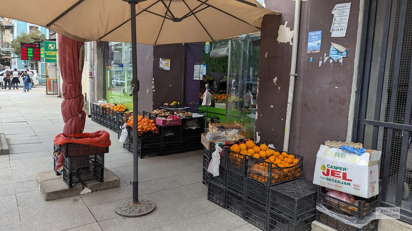 Магазин овощей и фруктов на улице Меликишвили 39 в Батуми