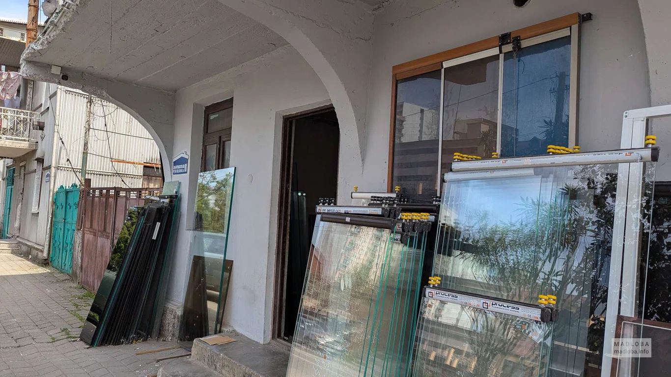 Окна, стеклопакеты и витражи — продажа и резка стекла в Батуми