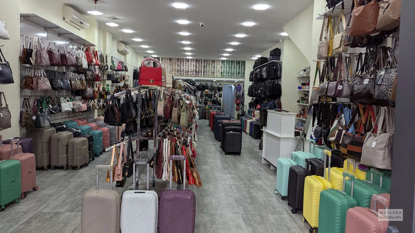 Чемоданы в магазине сумок в Батуми на улице Меликишвили