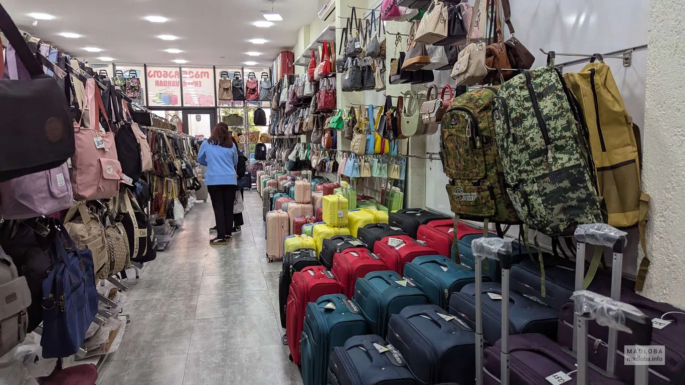 Большой ассортимент в магазине сумок в Батуми