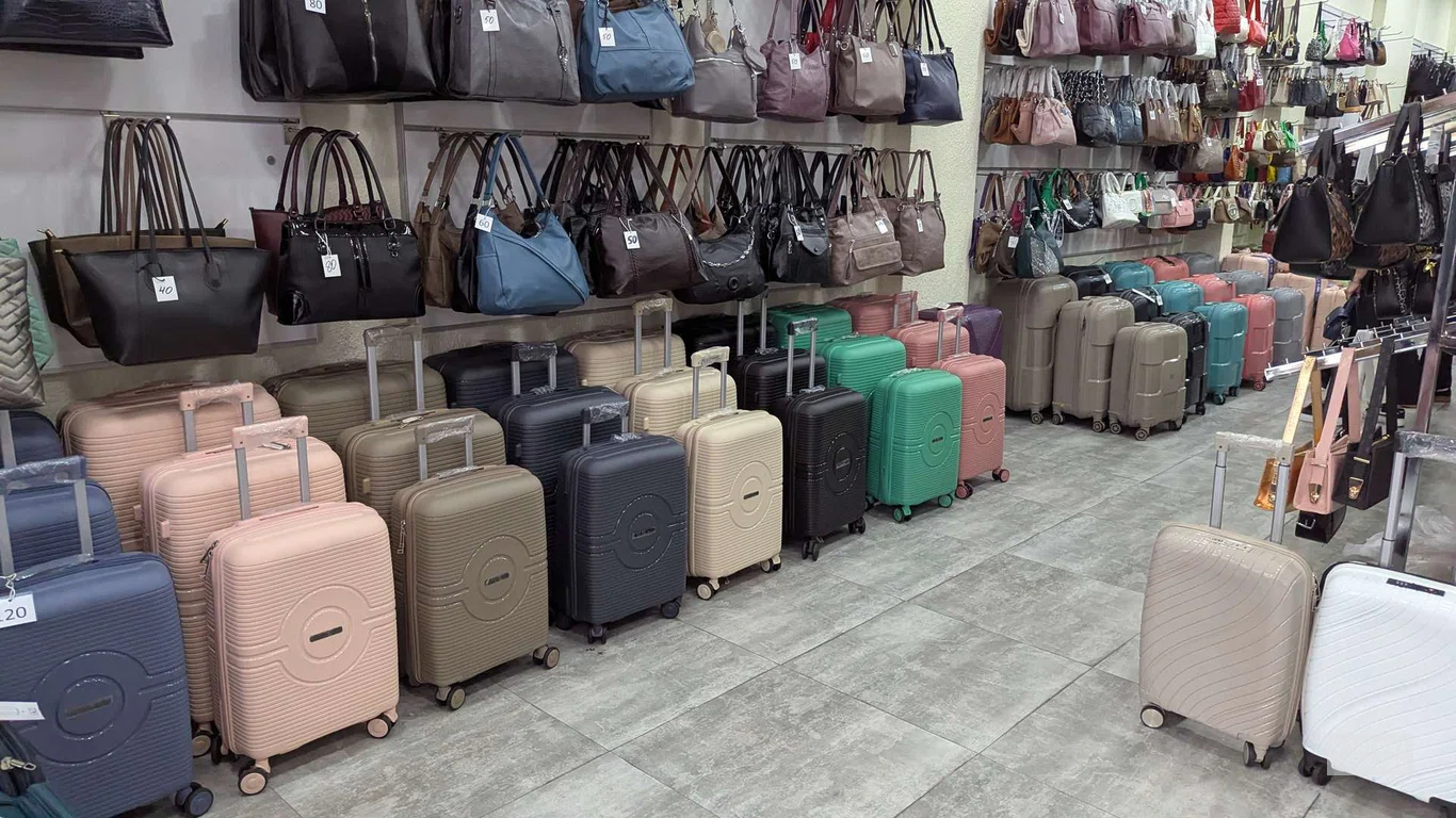 Чемоданы и сумки в магазине сумок в Батуми на улице Меликишвили