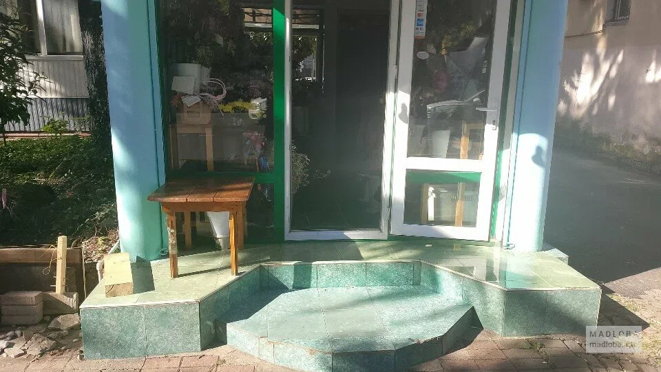 Магазин цветов "Tamis flowers" на улице Чавчавадзе, 94 входная дверь и ступеньки