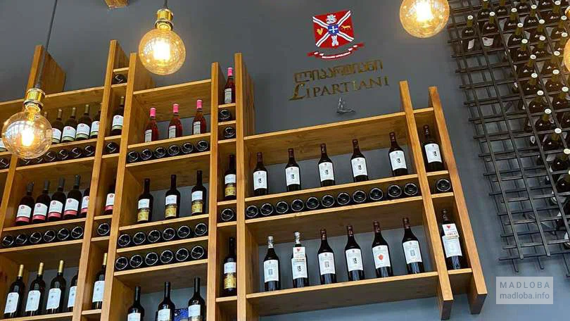 Полки с выбором вина в винном магазине "Winery Khareba" в туристическом центре