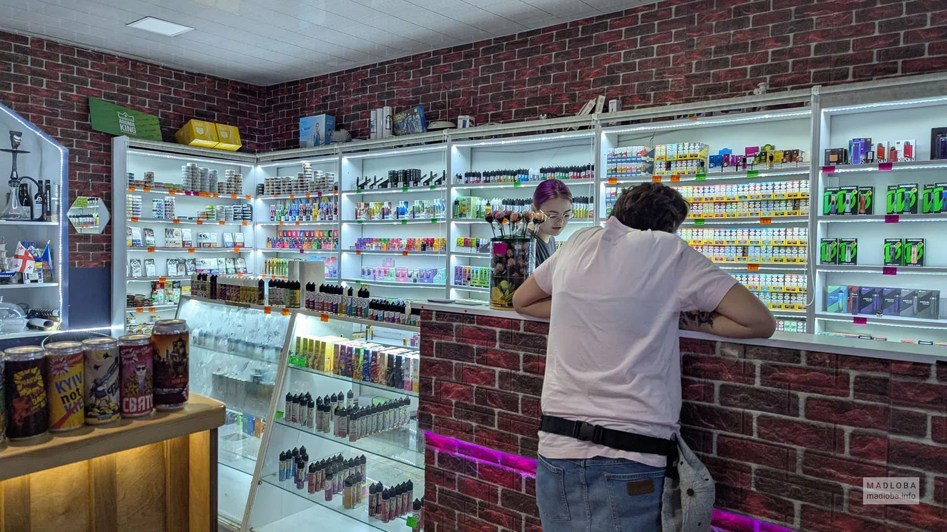 Покупатель в магазине Magic Cloud - Vape and coffee shop