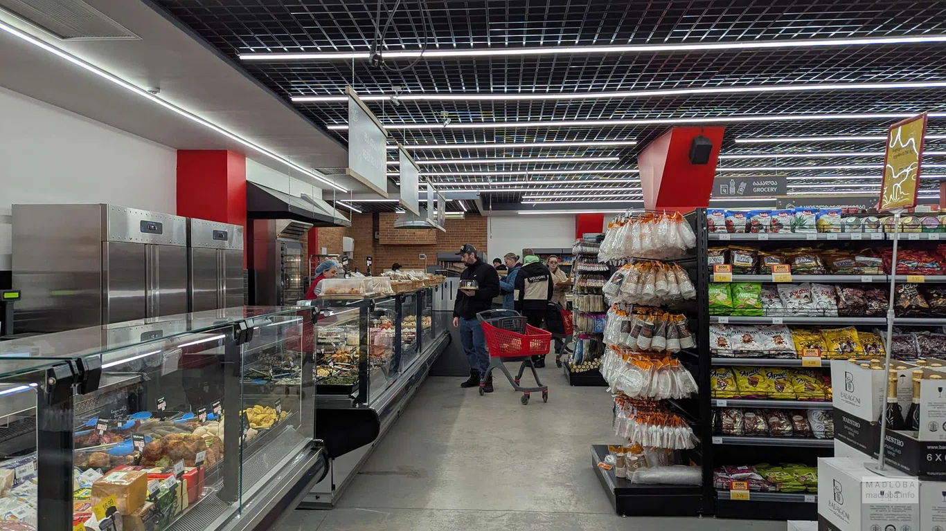 посетители в магазине Magniti в Боржоми