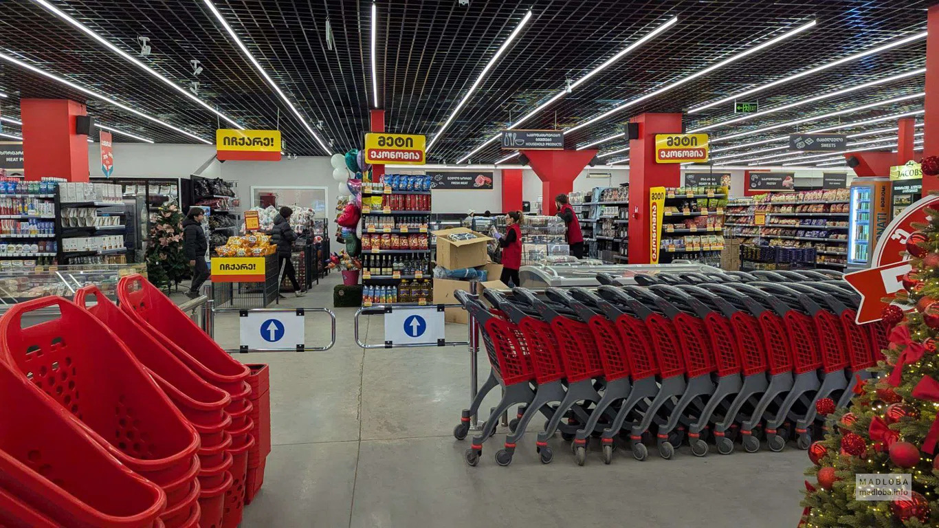 тележки на входе в супермаркет "Magniti" в Боржоми