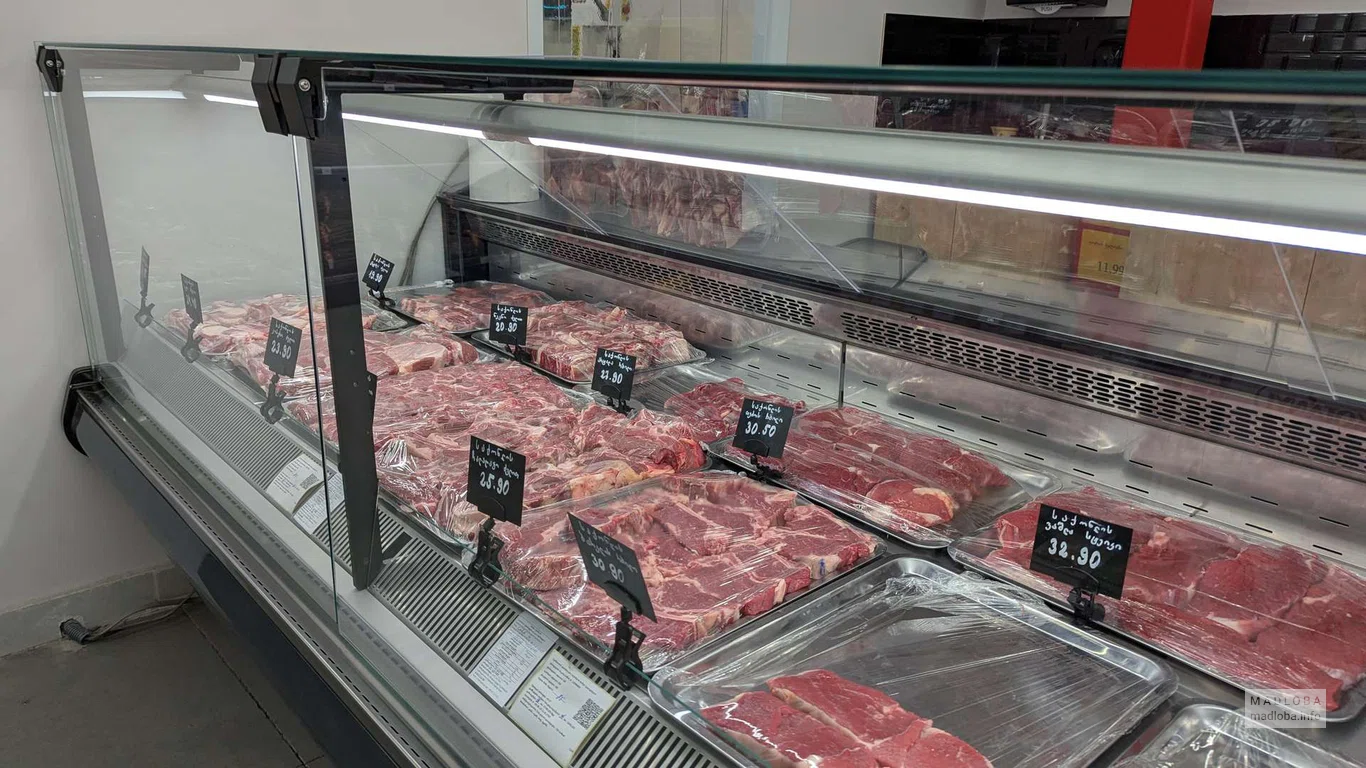 свежее мясо в магазине Magniti в Боржоми