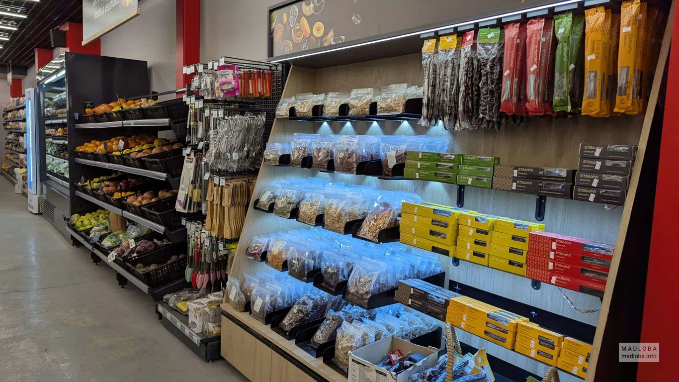 сухие и свежие фрукты в супермаркете "Magniti" в Боржоми