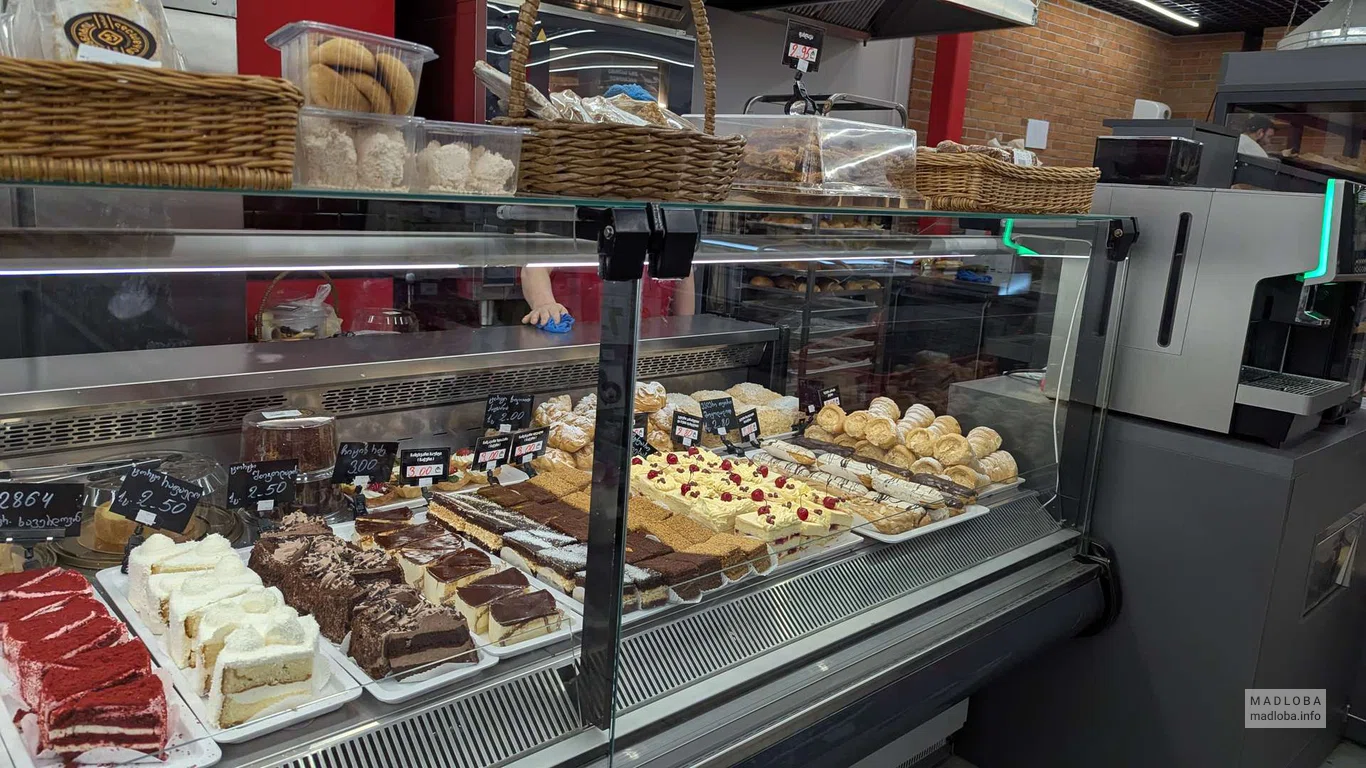 пирожные и торты в магазине Магнити в Боржоми