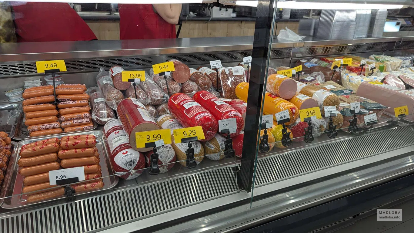 колбасы в магазине Magniti в Боржоми