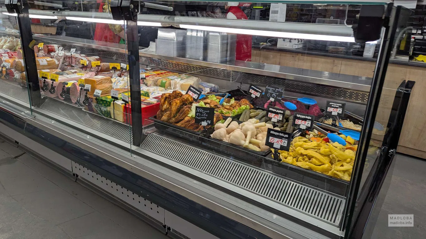 колбаса, сыр, салаты в магазине Magniti в Боржоми
