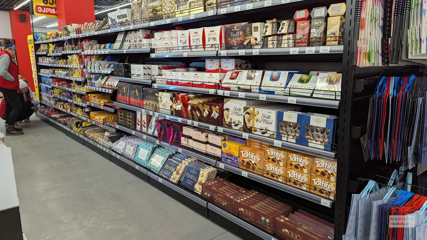 конфеты и шоколад в магазине Magniti в Боржоми