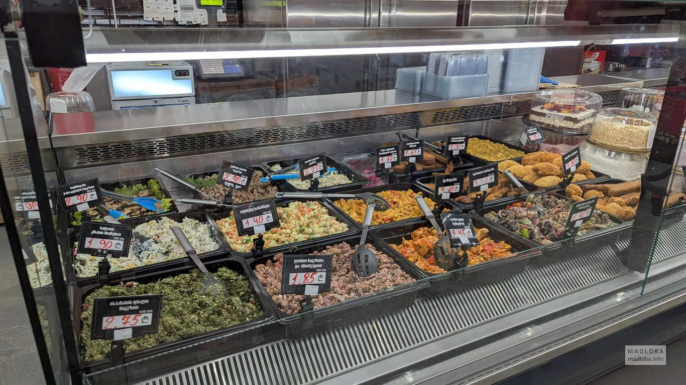 готовые салаты в магазине Magniti в Боржоми