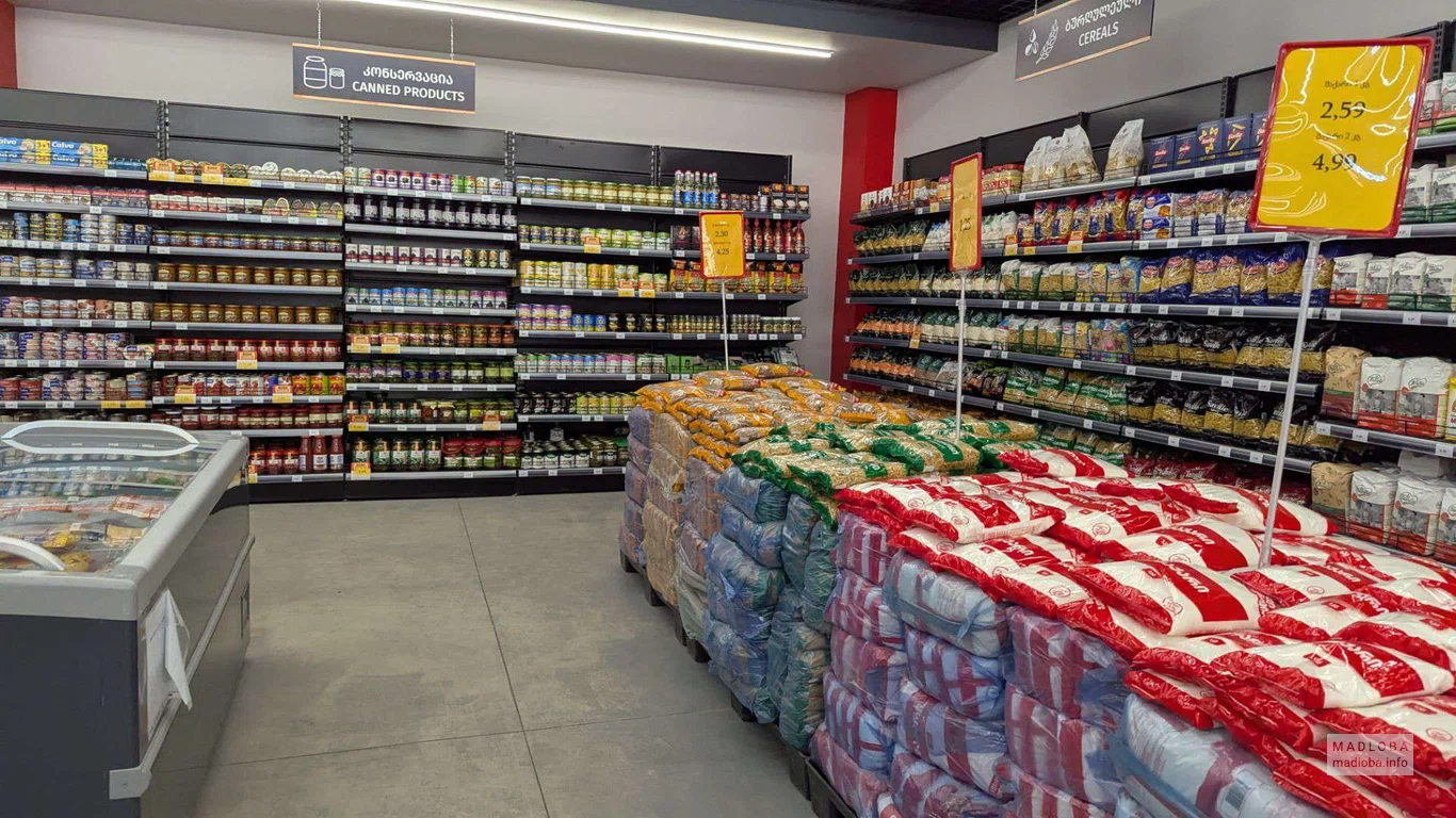 макароны, крупы и прочие продукты в супермаркете "Magniti" в Боржоми