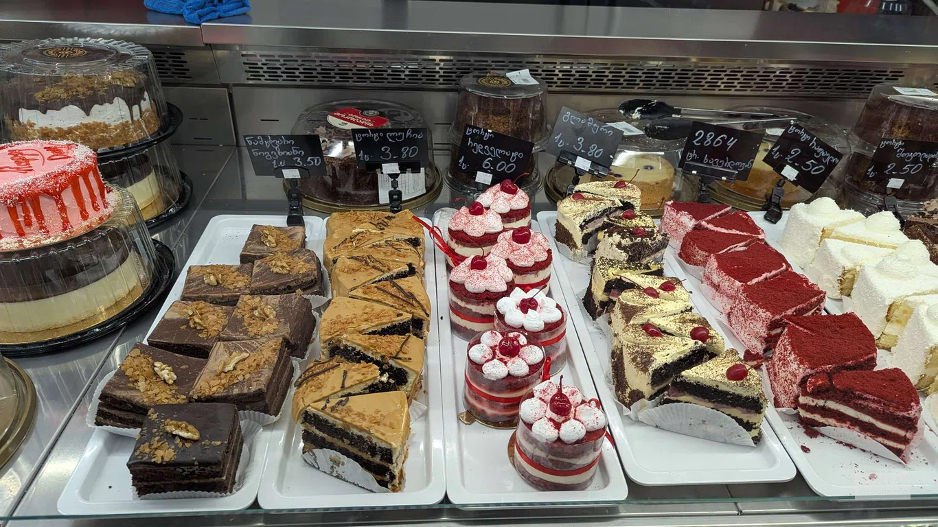 пирожные в магазине Магнити в Боржоми