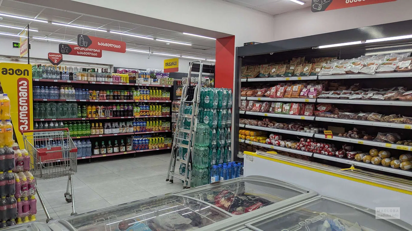 Продукты на полках в супермаркете Magniti