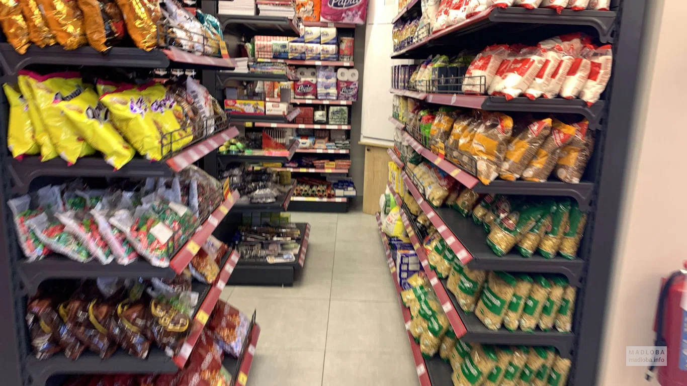 Товары на полках в Магазине Magniti на улице Ангиса, 65