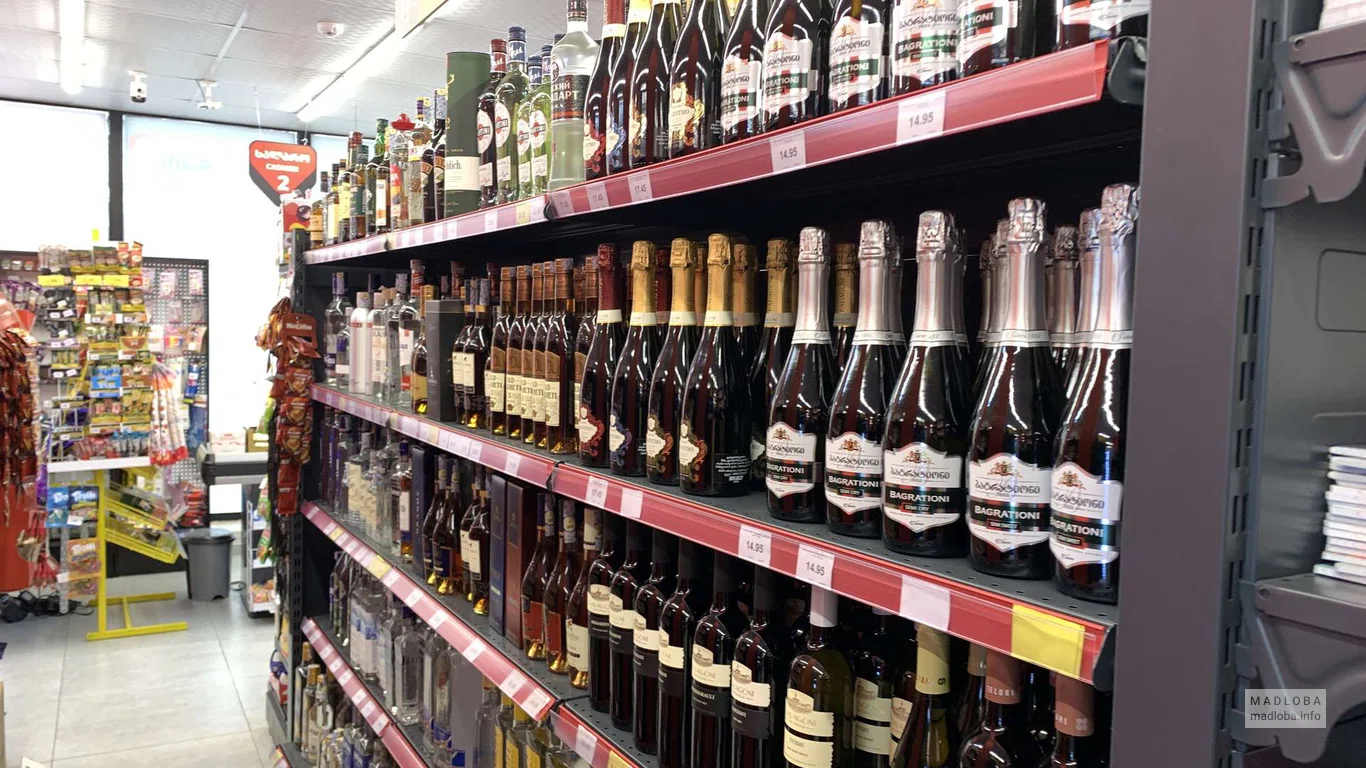 Алкоголь в магазине Magniti на улице Ангиса, 65