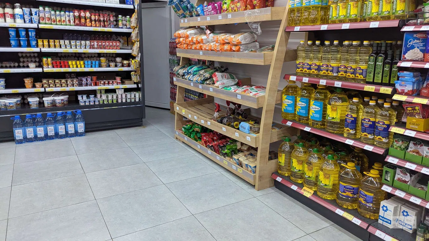 Товар на полках в магазине Magniti