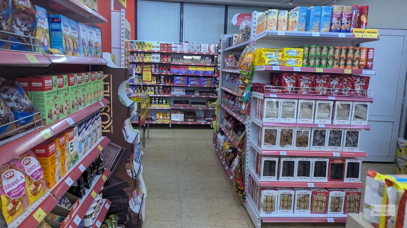 Продукты на полках супермаркета Magniti