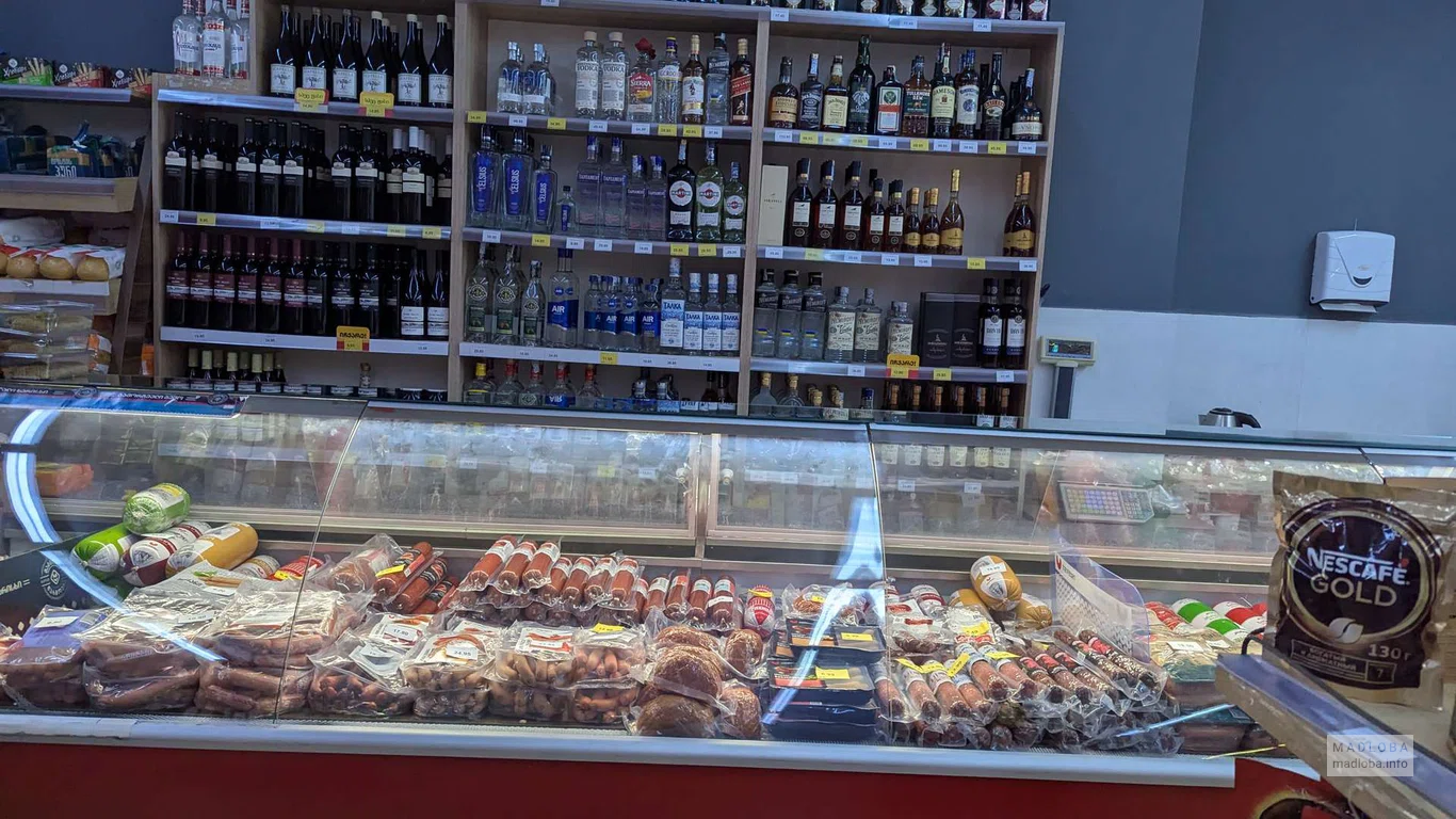 Колбасы и алкоголь в магазине  Magniti на Брцкинвале