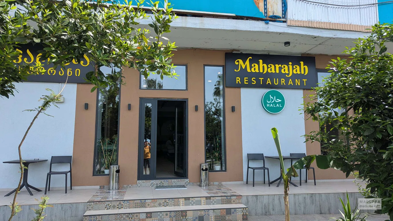Вход в ресторан Maharajah в Батуми