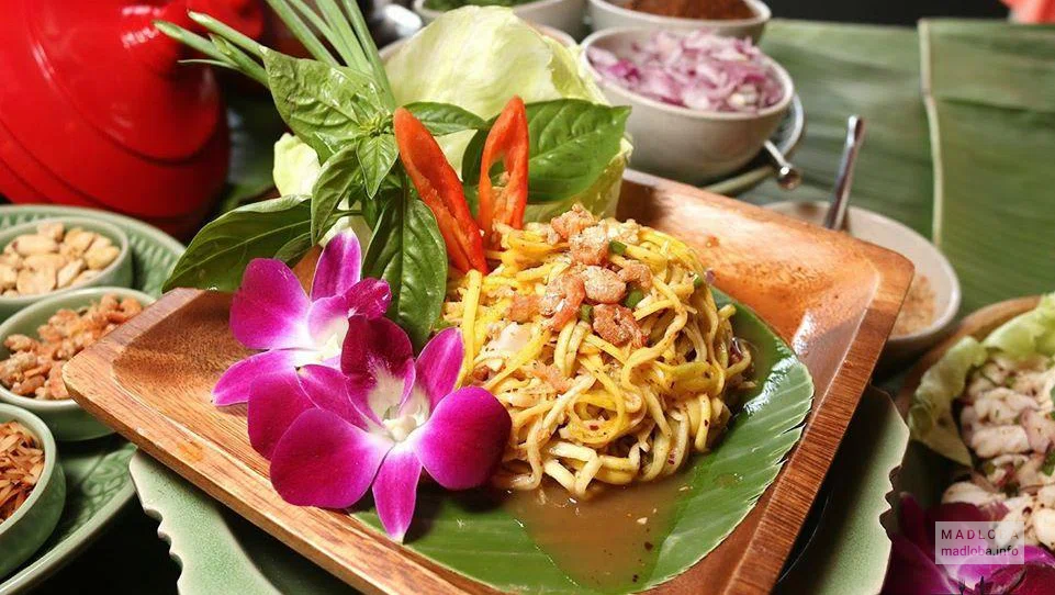 Блюдо тайской кухни в Mai Thai в Грузии
