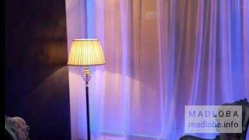 Столик на фоне окна с подсветкой в Mais Bar & Restaurant