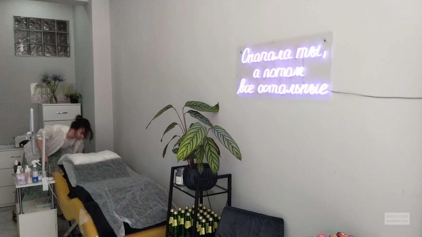 Студия бровей и ресниц Make me lashes процедурное кресло и надпись на стене