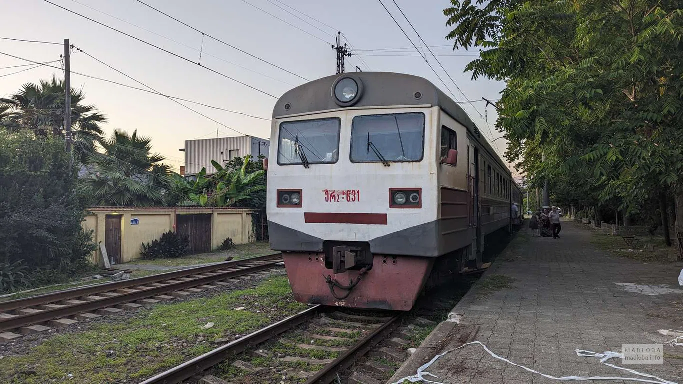 Поезд прибывает к Железнодорожной станции "Махинджаури"