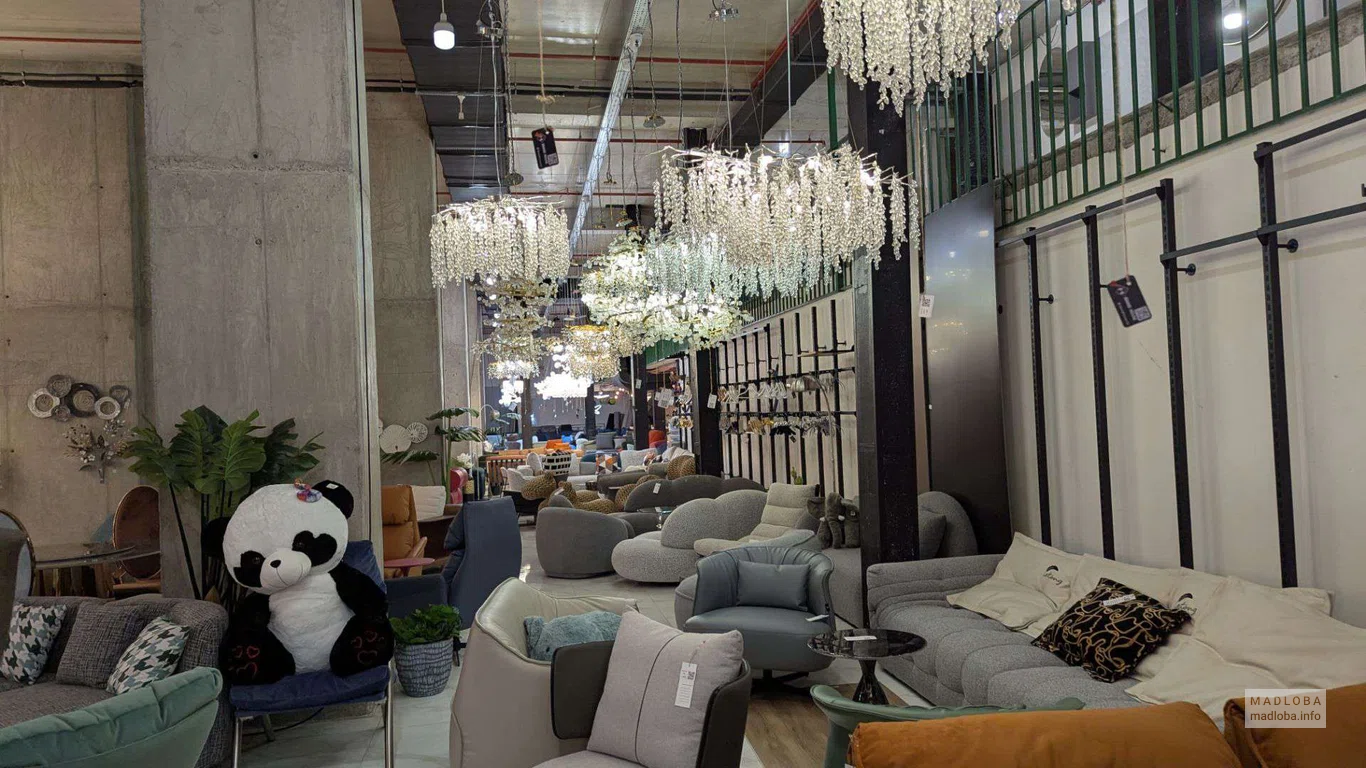 интерьер магазина мебели MamuLux в Батуми