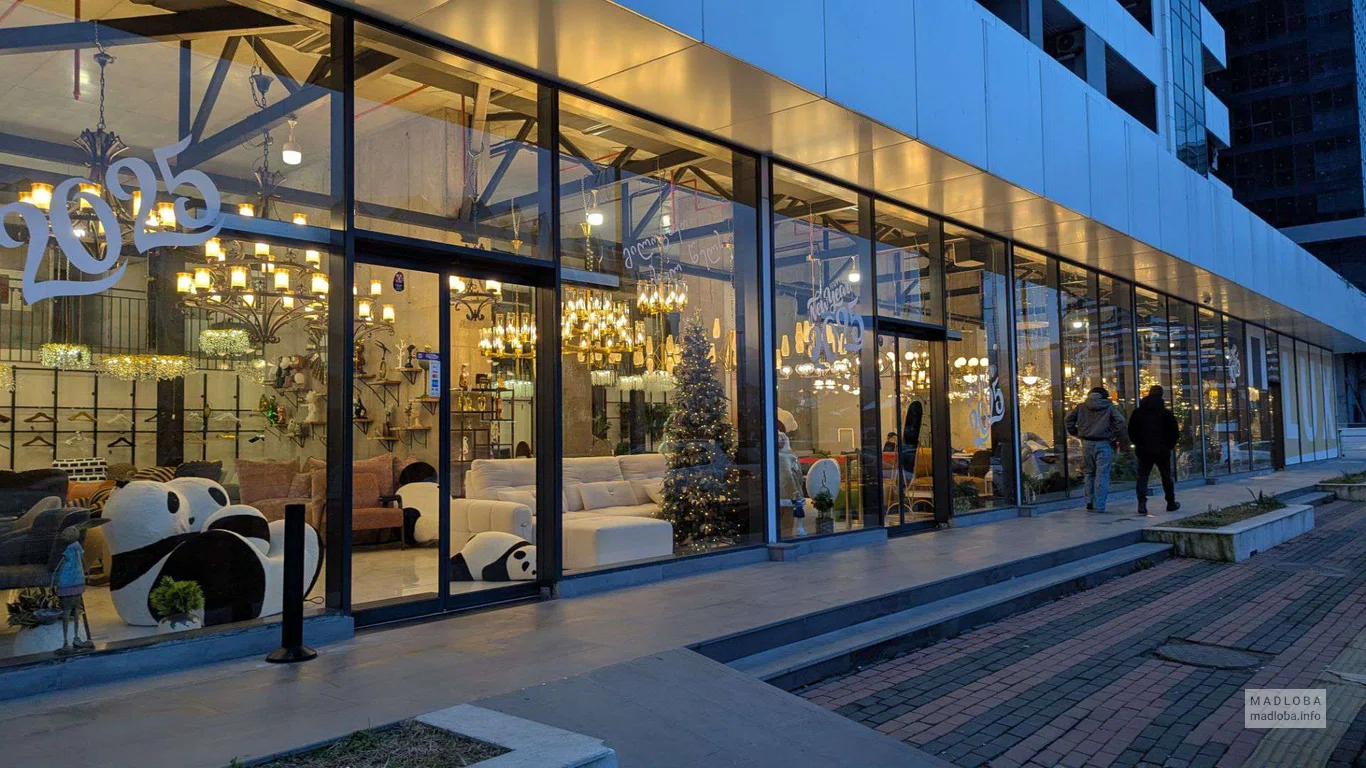 вход в магазин MamuLux в Батуми