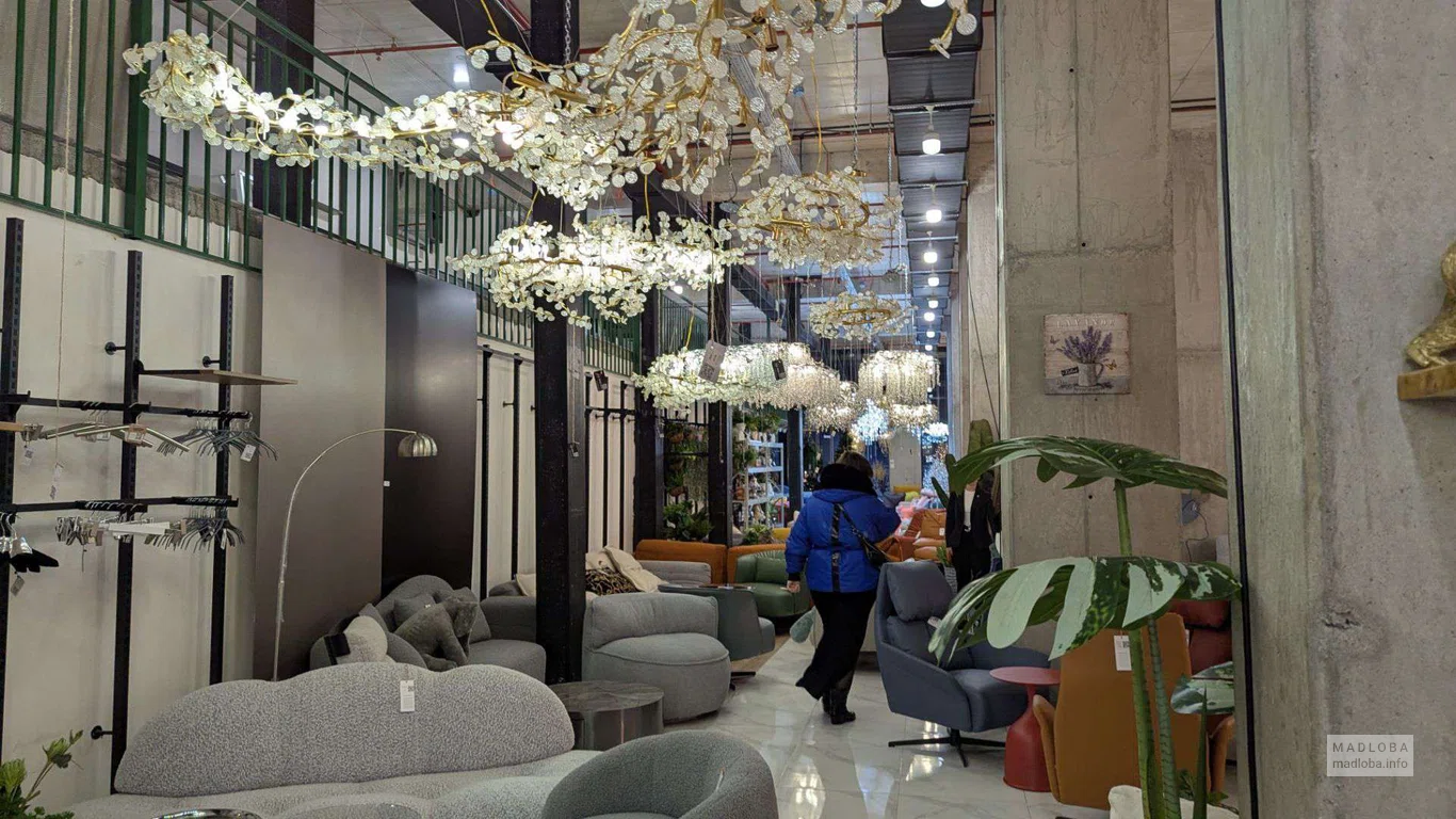 люстры в магазине MamuLux в Батуми