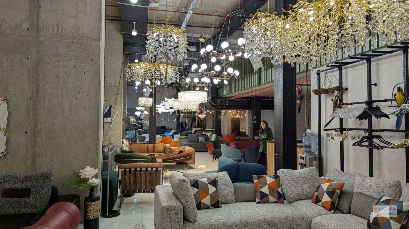 красивые люстры в магазине MamuLux в Батуми