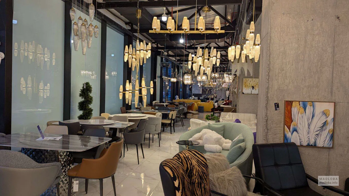 столы и стулья в магазине MamuLux в Батуми