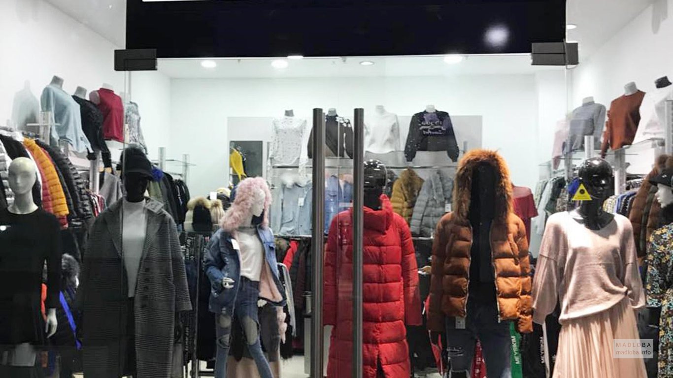 Вход в магазин женской одежды Maneken